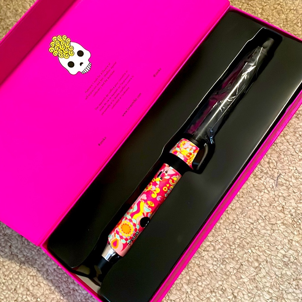 Amika rotating curling iron